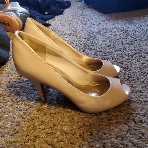 High heels - Picture 3 of 3